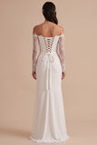 Robe de mariée longue blanche à manches longues en satin, coupe fourreau, à épaules dénudées