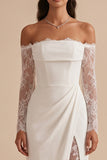 Robe de mariée longue blanche à manches longues en satin, coupe fourreau, à épaules dénudées