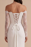 Robe de mariée longue blanche à manches longues en satin, coupe fourreau, à épaules dénudées