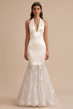 Robe longue de mariée blanche en satin à encolure tour de cou avec broderie