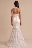 Robe longue de mariée blanche en satin à encolure tour de cou avec broderie
