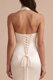 Robe longue de mariée blanche en satin à encolure tour de cou avec broderie