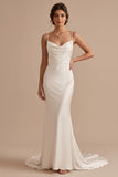 Robe de mariée longue blanche en satin coupe sirène à fines bretelles avec longue traîne