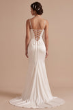 Robe de mariée longue blanche en satin coupe sirène à fines bretelles avec longue traîne