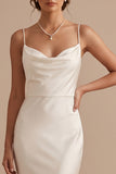 Robe de mariée longue blanche en satin coupe sirène à fines bretelles avec longue traîne
