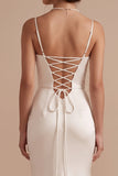 Robe de mariée longue blanche en satin coupe sirène à fines bretelles avec longue traîne