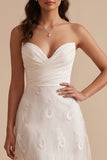 Robe de mariée blanche sans bretelles à fronces avec broderie