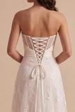 Robe de mariée blanche sans bretelles à fronces avec broderie