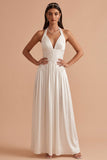 Robe de mariée longue blanche en satin avec fronces à encolure tour de cou