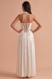 Robe de mariée longue blanche en satin avec fronces à encolure tour de cou