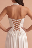 Robe de mariée longue blanche en satin avec fronces à encolure tour de cou