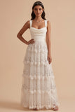 Robe de mariée blanche à étages avec appliqués et paillettes