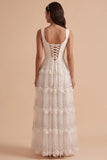 Robe de mariée blanche à étages avec appliqués et paillettes