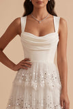 Robe de mariée blanche à étages avec appliqués et paillettes