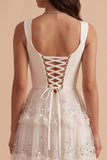 Robe de mariée blanche à étages avec appliqués et paillettes
