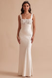 Robe de mariée longue blanche coupe sirène en satin à col carré avec appliqués et perles