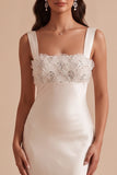 Robe de mariée longue blanche coupe sirène en satin à col carré avec appliqués et perles