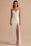 Robe de mariée longue blanche en satin avec corset, à fines bretelles et fente