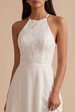 Robe de mariée longue en dentelle blanche en mousseline à encolure tour de cou
