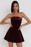 Robe de cocktail courte en velours sans bretelles bourgogne ligne A