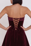 Robe de cocktail courte en velours sans bretelles bourgogne ligne A