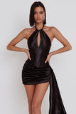 Robe de cocktail courte noire en satin avec corset, à encolure tour de cou, fronces, trou de serrure et drapé