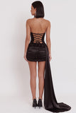 Robe de cocktail courte noire en satin avec corset, à encolure tour de cou, fronces, trou de serrure et drapé