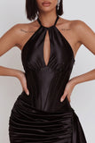 Robe de cocktail courte noire en satin avec corset, à encolure tour de cou, fronces, trou de serrure et drapé