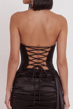 Robe de cocktail courte noire en satin avec corset, à encolure tour de cou, fronces, trou de serrure et drapé