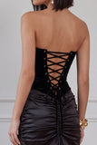 Robe de cocktail courte en velours noir moulante avec bustier