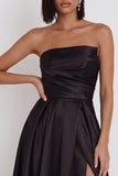 Robe de cocktail noire sans bretelles midi avec fente