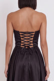 Robe de cocktail noire sans bretelles midi avec fente