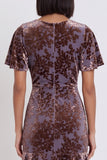 Robe de cocktail midi à manches flottantes, coupe fourreau, en velours prune