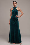 Robe en velours longue couleur paon, coupe fourreau, à encolure tour de cou