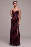 Robe en velours longue bourgogne, coupe fourreau, à fines bretelles, détails floraux et avec fente