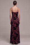 Robe en velours longue bourgogne, coupe fourreau, à fines bretelles, détails floraux et avec fente