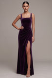 Robe en velours longue prune, coupe fourreau, à col carré, froncée et avec fente