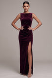 Robe en velours longue cabernet, coupe fourreau, à col bateau, froncée et avec fente