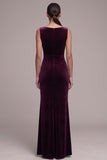 Robe en velours longue cabernet, coupe fourreau, à col bateau, froncée et avec fente