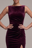 Robe en velours longue cabernet, coupe fourreau, à col bateau, froncée et avec fente