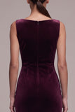 Robe en velours longue cabernet, coupe fourreau, à col bateau, froncée et avec fente