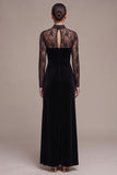 Robe en velours longue noire, coupe fourreau, à col montant, en dentelle, à manches longues et avec fente