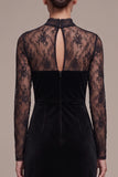 Robe en velours longue noire, coupe fourreau, à col montant, en dentelle, à manches longues et avec fente