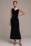 Robe en velours longue noire, coupe sirène, asymétrique, à col bénitier, froncée et ornée de strass