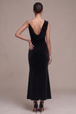 Robe en velours longue noire, coupe sirène, asymétrique, à col bénitier, froncée et ornée de strass
