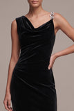 Robe en velours longue noire, coupe sirène, asymétrique, à col bénitier, froncée et ornée de strass