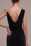 Robe en velours longue noire, coupe sirène, asymétrique, à col bénitier, froncée et ornée de strass