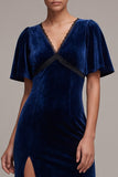 Robe en velours longue bleu marine, coupe fourreau, à col en V, en dentelle, à manches flottantes et avec fente