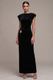 Robe en velours longue noire, coupe fourreau, à col bateau, froncée et ornée de strass