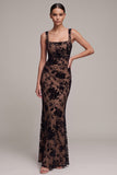 Robe en velours longue café, coupe sirène, à détails floraux et col carré